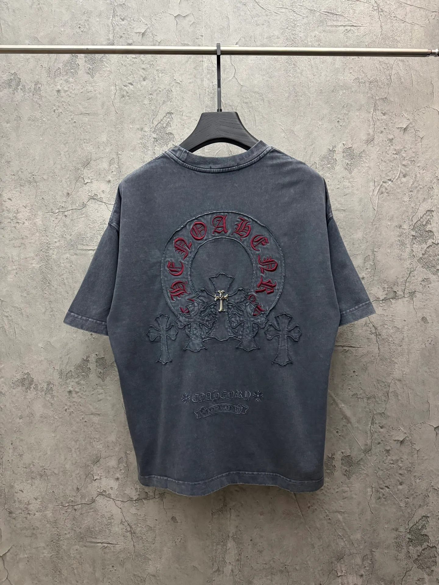 P240 top version, real shot without P, ​​different from market currency) 𝗖𝗵𝗿𝗼𝗺𝗲 𝗛𝗲𝗮𝗿𝘁𝘀/Croxin 2026 spring new original single counter American washed patch embroidered couple short sleeves 👑The highest version! Customized fabric 320 grams, washed and fried. Best-selling model at the counter. Very comfortable to wear. Accessories: Original molded and authenticated collar label➕100% silk wash label. Genuine purchase-grade original hangtag➕matching hanging rope➕3D hanging beads➕original packaging bag. Craftsmanship: The original version has consistent wiring! The highest version of the armhole matching technique! Color: Gray Black Size: S M L XL Style No.: 6601